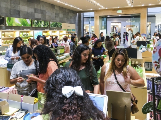 ▲네이처리퍼블릭이 20일 미국 서부 최대 규모의 쇼핑몰인 델라모몰에 오픈했다.(사진제공=네이처리퍼블릭)