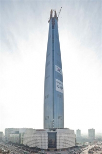 ▲롯데건설이 지난 2011년 착공에 들어간 롯데월드타워는 총 123층, 555m로 각 종 첨단 기술이 적용된 국내 최고층 건축물이자 세계에서 5번째로 높은 빌딩이다. 신격호 총괄회장의 숙원사업이었던 롯데월드타워는 연말 쯤 완공될 것으로 알려졌다. 사진=롯데물산
