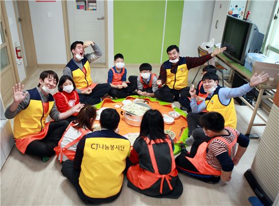 ▲CJ임직원들의 공부방 봉사활동 모습.(사진제공=CJ그룹)