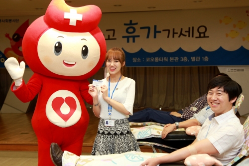 ▲코오롱그룹은 25일부터 한주간 전국 9개 사업장에서 '헌혈하고 휴가가세요' 캠페인을 진행한다. 과천 코오롱 본사 강당에서 직원들이 헌혈에 참여하고 있다.(사진제공=코오롱)