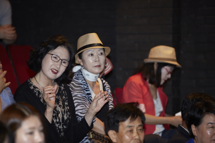 ▲질문을 하고 있는 김진옥 동년기자(왼쪽), 무대를 바라보며 대화에 집중하고 있는 양복희 동년기자(오른쪽)
