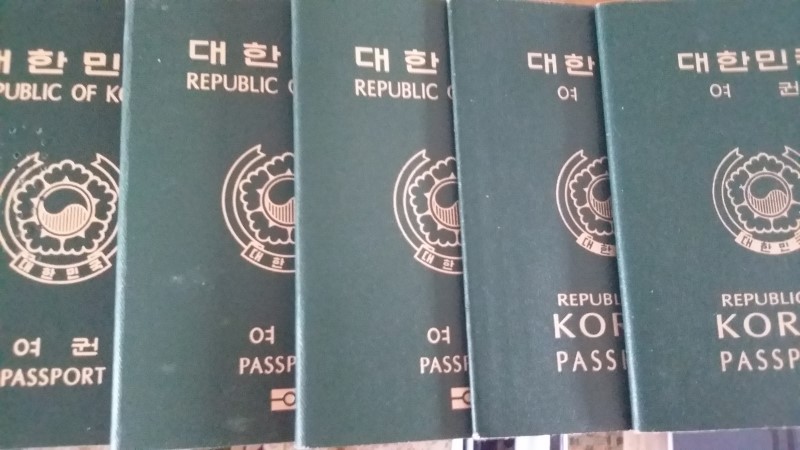▲수십 년 세월 동안 사용한 여권들. (양복희 동년기자)