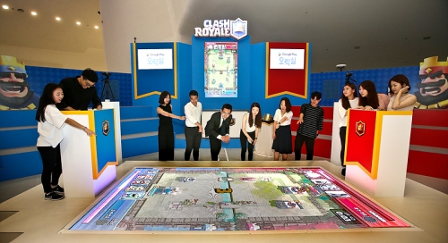 ▲서울 동대문디자인플라자(DDP)에 오픈한 ‘구글플레이 오락실’을 찾은 사람들이 게임을 즐기고 있다. 
( 사진제공=구글코리아)