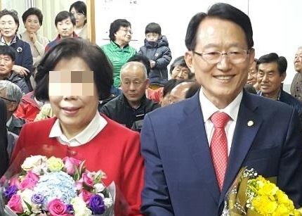 ▲새누리당 김종태(오른쪽) 의원의 부인 이모(왼쪽, 60)씨가 공직선거법위반 혐의로 징역 1년, 집행유예 2년을 선고받았다. 20대 국회 첫 당선무효형이다. (출처=김종태 의원 SNS)