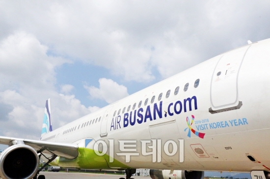 ▲'한국 방문의 해' 엠블럼을 부착한 에어부산 A321