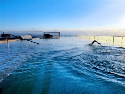 ▲켄싱턴 제주 호텔의 ‘스카이피니티’ 풀은 루프탑에 위치해 제주의 푸른 바다와 360도 파노라마로 펼쳐진 제주의 자연 경관을 즐길 수 있는 야외 수영장이다. 
(사진=켄싱턴 제주 호텔)
