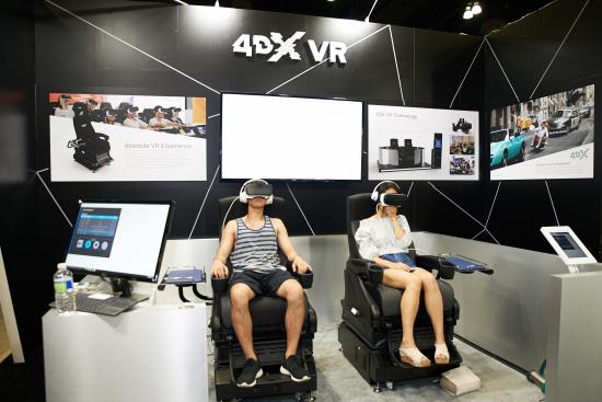 ▲7월 30일(현지시간) 미국 로스엔젤레스(LA) LA 컨벤션센터에서 열린 KCON 컨벤션 4DX VR 부스에서 관람객들이 체험을 하고 있다.(사진제공=CJ)