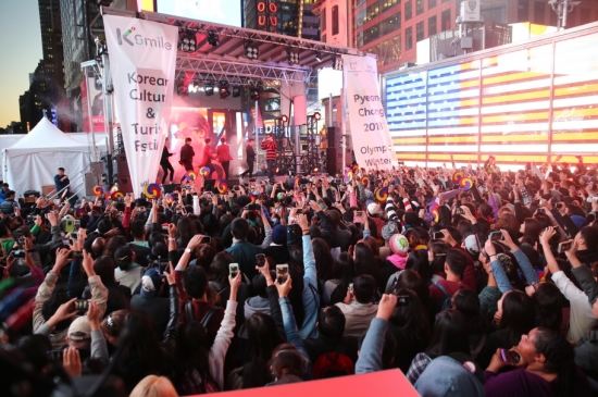 ▲2015년 10월에 뉴욕 타임스퀘어에서 개최된 한국문화 관광대전에 운집한 소비자들.(사진제공=한국관광공사)