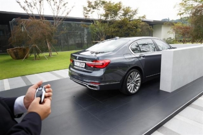 ▲BMW 뉴 740Li x드라이브의 무인주차 기능을 시연하는 장면. 사진제공=BMW