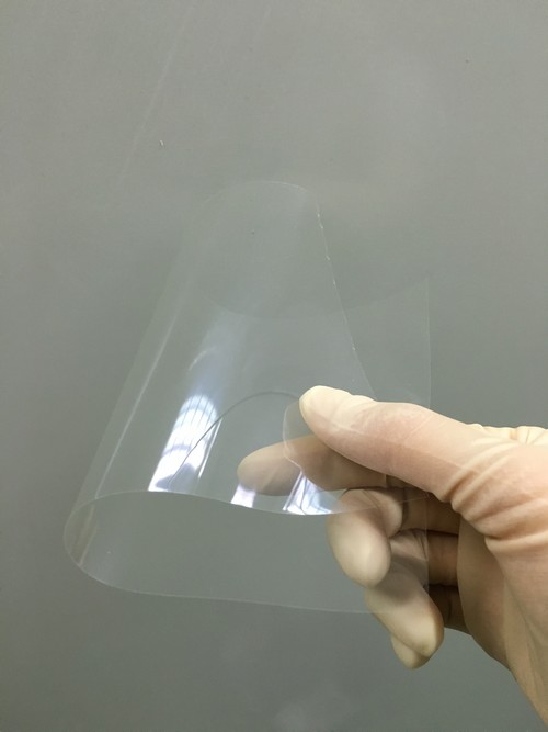 ▲코오롱인더스트리는 1일 세계 최초로 접을 수 있는 유리로 불리는 투명 폴리이미드 필름 상업생산 투자를 확정했다. 연구원이 투명 폴리이미드 필름을 접어 보이고 있다.(사진제공=코오롱)