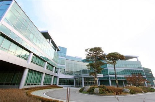 ▲더존비즈온은 2011년 데이터센터 설립에 적합한 강원도 춘천으로 서울에 있던 전 계열사를 이전, 최신 설비의 클라우드 데이터센터인 ‘D-클라우드센터’를 오픈하고 운영에 돌입했다. 사진은 더존비즈온 본사. 사진제공 더존비즈온 