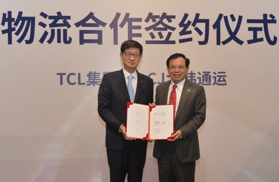 ▲박근태 CJ대한통운 대표이사(왼쪽)와 리둥셩 TCL그룹 회장이 기념촬영을 하고 있다. 사진제공 CJ대한통운