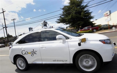 ▲구글의 자율주행차가 미국 캘리포니아에 위치한 구글 캠퍼스 인근에서 도로주행 테스트를 받고 있다.
캘리포니아/AP 뉴시스