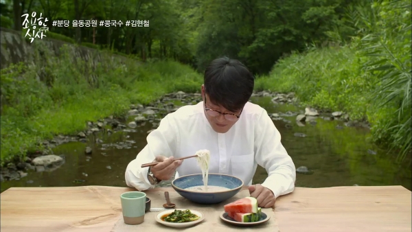 ▲'조용한 식사' 콩국수 먹방을 펼친 가수 김현철(사진=올리브TV)