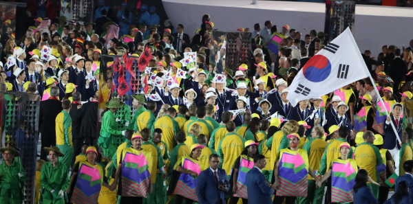 ▲우리 시간으로 6일 오전 8시에 개막한 브라질 리우올림픽 개막식에서 한국 선수단이 52번째로 입장하고 있다. (뉴시스)