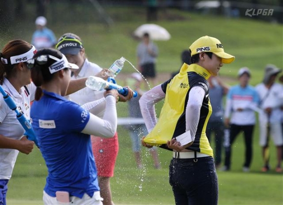 ▲우승이 확정되자 동료들로부터 축하 물세례 받는 박성현. 사진=KLPGA 박준석 포토