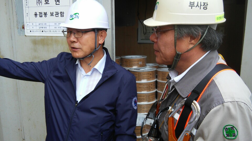 ▲지난달 28일 이기권 고용노동부 장관(왼쪽)이 울산 세진중공업 야드를 둘러보고 있다.