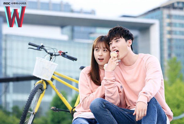 ▲'w' 한효주 이종석(사진=w 인스타그램)