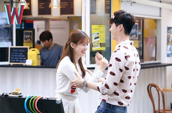 ▲'w' 한효주 이종석(사진=w 인스타그램)