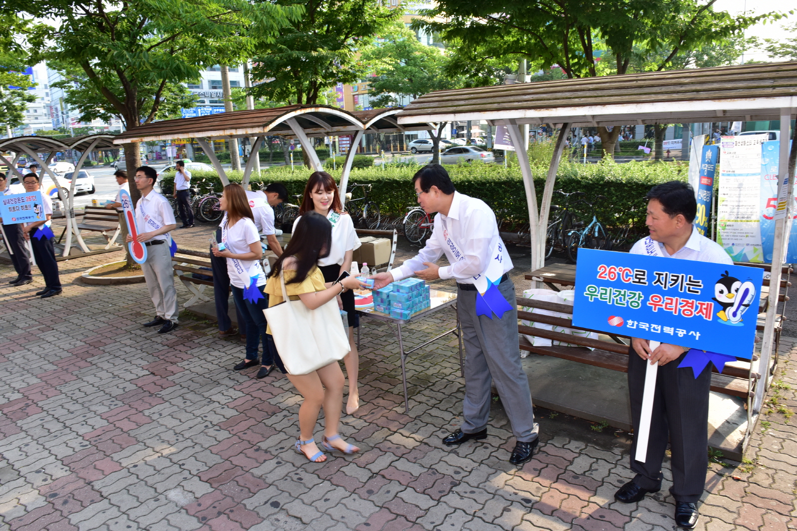 ▲9일 조환익 한전 사장(오른쪽 두 번째)이 광주시 거리에서 절전 캠페인을 벌이고 있다.(한국전력공사)