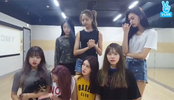 ▲그룹 아이오아이(IOI) 유닛이 V앱을 통해 본격적인 활동을 알렸다.(사진=네이버 v앱)