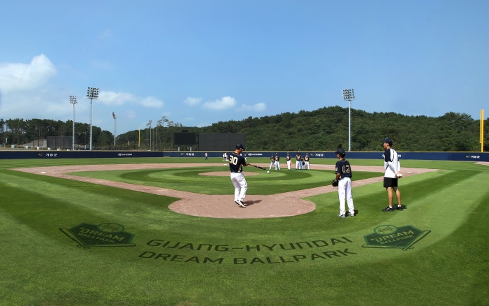 ▲‘기장-현대차 드림볼파크’에서 유소년 야구단이 연습하는 장면 (사진 제공 = 현대차)