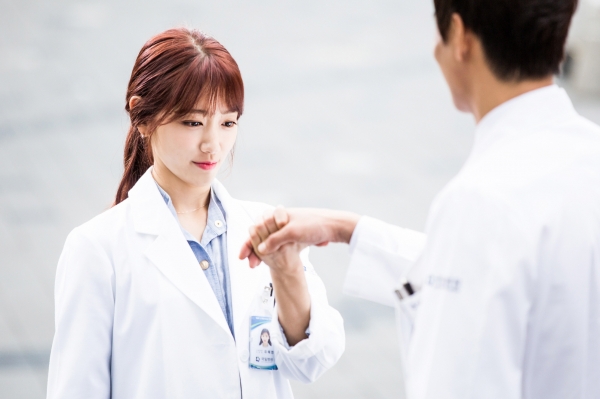 ▲네일아트 논란에 휩싸인 '닥터스' 유혜정 역의 배우 박신혜(사진=SBS)