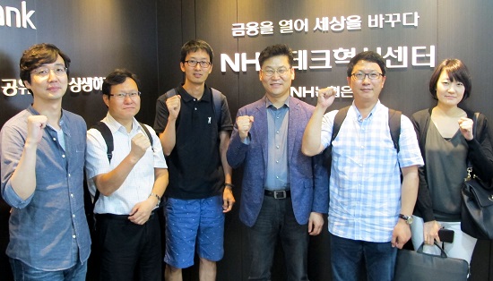 ▲앞집 최우석 최고기술책임자(CTO), 이투데이 최태준 이사, 8퍼센트 이호성 CTO, 페이콕 권해윤 대표, 크라우드연구소 유종훈 본부장, 루트에너지 김소희 팀장(왼쪽부터)이 정보보호 세미나를 마치고 NH핀테크 혁신센터를 둘러보고 있다.(사진제공=NH농협은행)