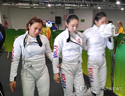 ▲한국 여자 펜싱 에페 대표팀이 2016 리우데자네이루 올림픽 단체전 8강에서 에스토니아에 석패한 뒤 경기장을 빠져나가고 있다. 신아람(가운데)은 최인정(오른쪽)의 어깨를 두드리며 위로했다.
(연합뉴스)