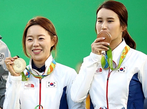 ▲리우올림픽 여자양궁 개인전에서 각각 금메달과 동메달을 거머쥔 장혜진, 기보배 선수의 모습. (뉴시스)