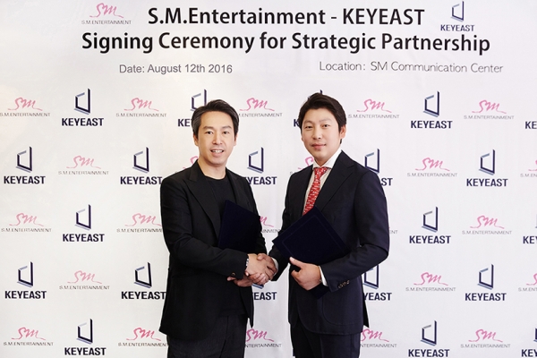 ▲SM엔터테인먼트 김용민 총괄사장(왼쪽)과 키이스트 그룹 배성웅 총괄사장 (사진=SM엔터테인먼트)