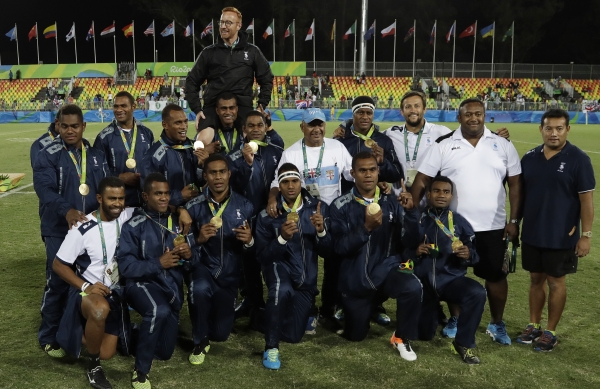 ▲12일(한국시간) 브라질 리우데자네이루 데오도르 경기장에서 열린 2016 리우데자네이루 올림픽 남자 럭비 결승에서 영국을 43-7로 꺾고 금메달을 목에 건 피지 대표팀이 기념 촬영을 하고 있다. (AP/뉴시스)