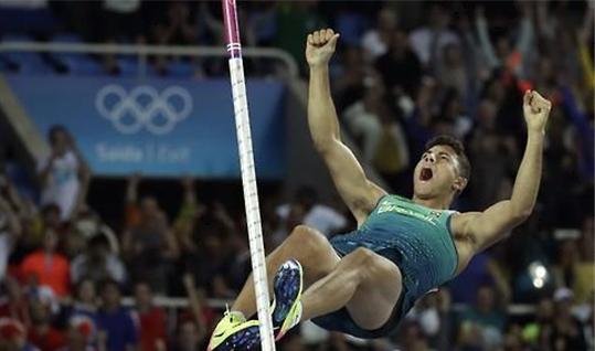▲장대높이뛰기 금메달을 차지한 다시우바가 6ｍ05에 성공한 뒤 환호하고 있다.(연합뉴스)