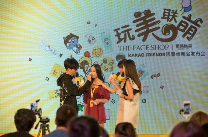▲지난 12일 중국 베이징 W호텔에서 열린 '더페이스샵 X 카카오프렌즈 콜라보레이션' 론칭 행사에서 연예인 쉐즈치앤이 제품을 소개하고 있다.(사진제공=더페이스샵)