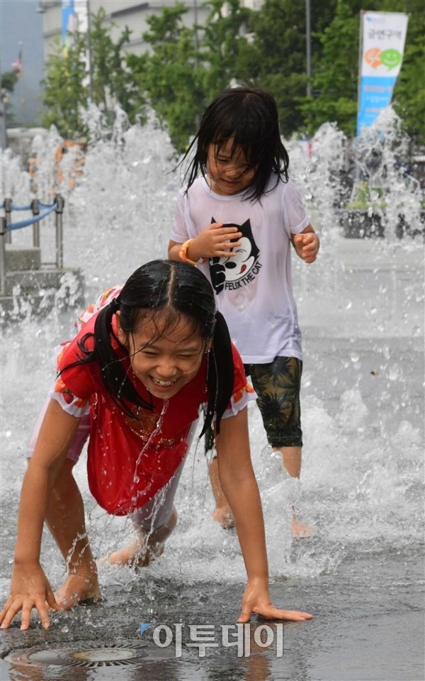 ▲말복 더위가 기승을 부리는 16일 서울 광화문광장 분수대에서 어린이들이 물놀이를 하고 있다. 기상청은 오는 19일부터 폭염이 누그러들 것이라 예보했다. 고이란 기자 photoeran@