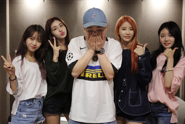 ▲기희현·전소미·최유정·김청하와 프로듀서 보이비(사진=MBK엔터테인먼트)