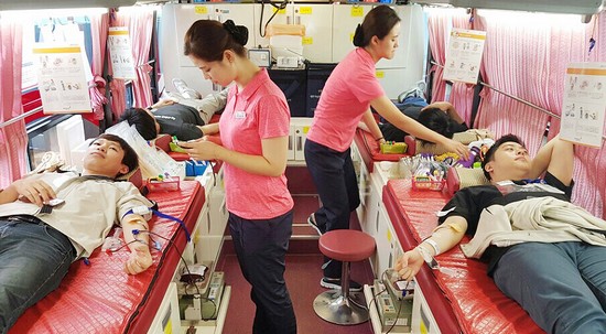 ▲한미약품 평택공단 임직원들이 헌혈캠페인에 참여하고 있다.(사진제공=한미약품)