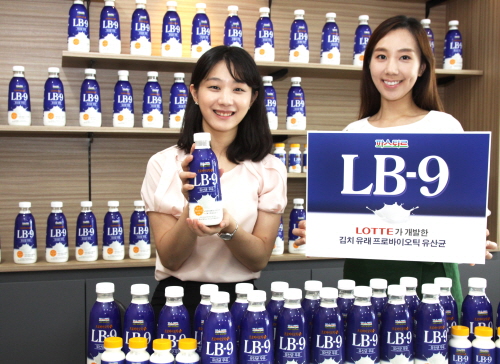 ▲롯데푸드 파스퇴르 직원들이 김치에서 유래한 식물성 프로바이오틱 유산균이 들어있는 LB-9 유산균 우유를 선보이고 있다(사진제공=롯데푸드)