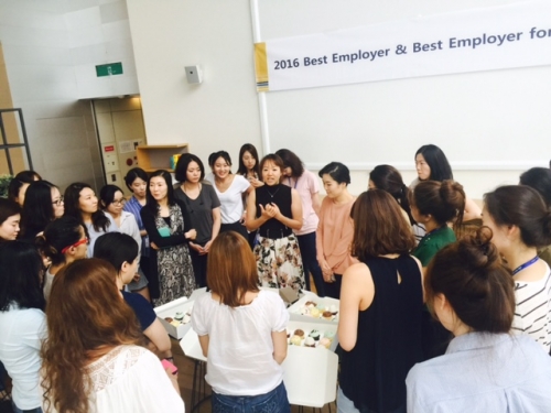 ▲BAT코리아 여성 직원들이 지난 7월 세계 최대 규모의 인사조직 컨설팅사인 에이온휴잇(Aon Hewitt)이 선정, 발표한 ‘2016 한국 최고의 직장(Best Employers Korea)’ 본상과 ‘여성이 일하기 좋은 직장’ 특별상 등 총 2개 부문 수상 후 자축하고 있다.