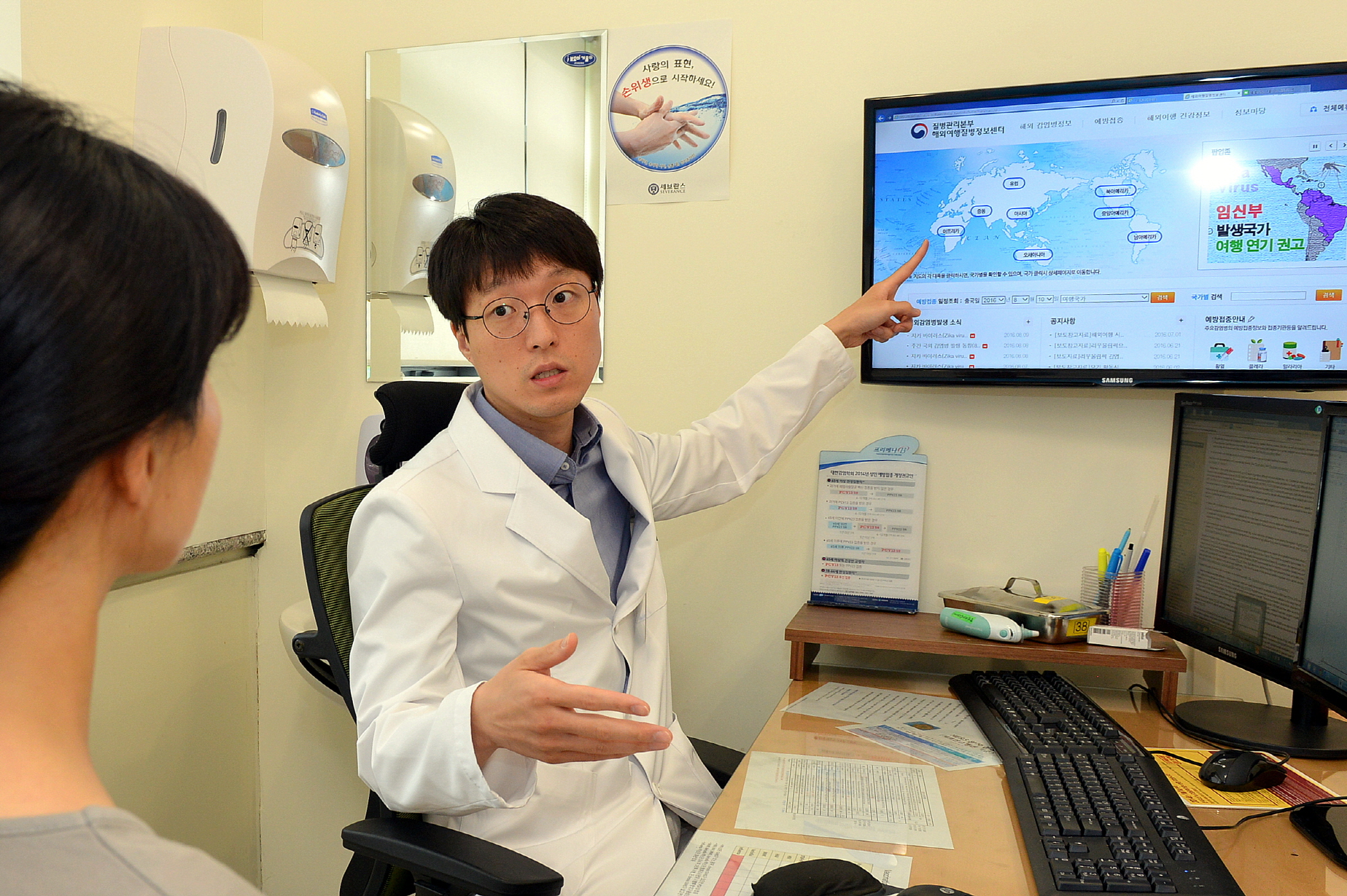 ▲여행자 클리닉 의료진이 특정 국가 방문시 필요한 예방접종에 대해 설명하고 있다.(세브란스)