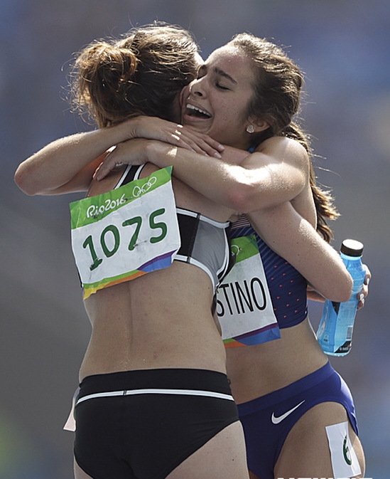 ▲사진설명=경기 중 서로 충돌한 뉴질랜드 니키 햄블린(왼쪽)과 미국 애비 디아고스티노가 16일 2016 리우 올림픽 육상 여자 5000m 예선을 마치고 진한 포옹을 나누고 있다.(AP/뉴시스)