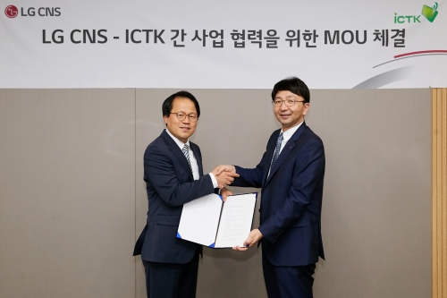 ▲조인행 LG CNS IoT사업담당 상무(오른쪽)와 김동현 아이씨티케이 대표가 업무협약 체결 후 기념촬영을 하고 있다. ( 사진제공=LG CNS)