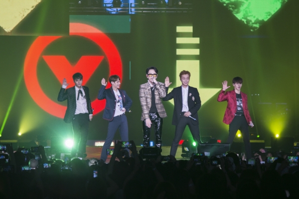 ▲비스트 콘서트 '2016 THE BEAUTIFUL SHOW' 무대에 선 비스트(사진=큐브엔터테인먼트)