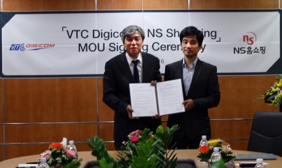 ▲NS홈쇼핑의 조성호 전략마케팅부문장(왼쪽)과 VTC Digicom의 Chu Tien Dat 회장이 업무협약 체결후 기념사진을 촬영하고 있다.(사진제공=NS홈쇼핑)