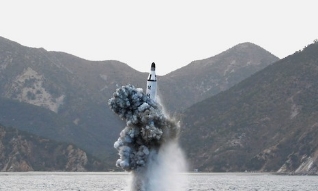 ▲북한이 동해상에서 잠수함발사탄도미사일 SLBM을 시험발사했다. 사진은 북한이 6월 1일 조선중앙TV를 통해 공개한 SLBM 발사 모습. (출처=조선중앙TV)