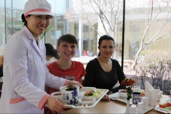 ▲CJ프레시웨이가 위탁운영하고 있는 한 병원 식당에서 러시아 식단을 제공하고 있다.(사진제공=CJ프레시웨이)