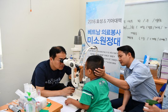 ▲미소원정대 의료진이 베트남 어린이의 시력을 측정하고 있다. 시력 검사를 통해 시력이 낮은 주민들에게는 안경을 추후 배포할 계획이다.(사진제공=효성)