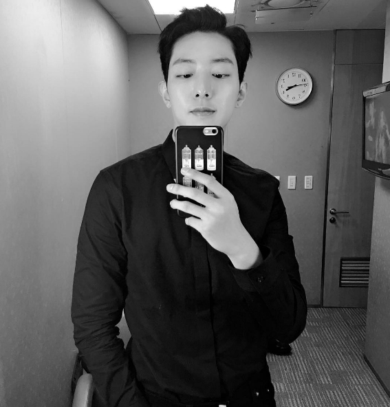 (사진=이정신 인스타그램, '신데렐라와 네 명의 기사')