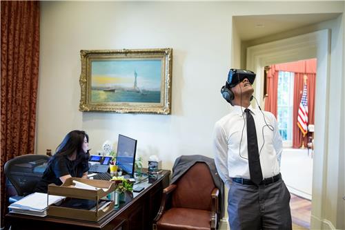 ▲버락 오바마 미국 대통령이 기어VR을 착용한 채 허공을 바라보고 있다. (사진출처=백악관블로그)