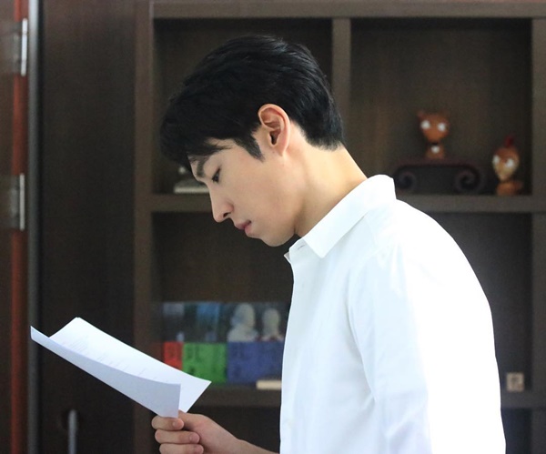 ▲배우 이제훈(사진=사람엔터테인먼트 공식 인스타그램)